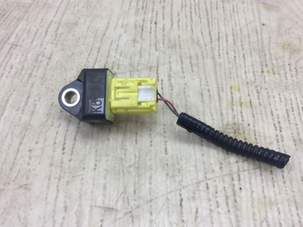 8983106110 | Датчик удара передн. TOYOTA CAMRY 70 17-