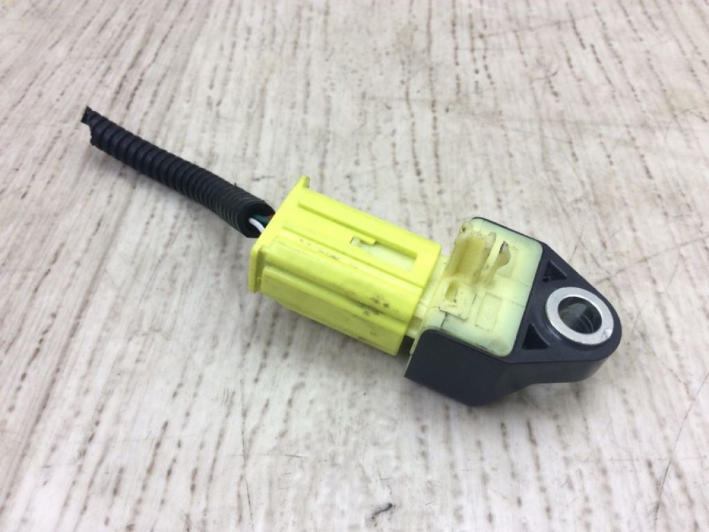 8983106110 | Датчик удара TOYOTA CAMRY 70 17-