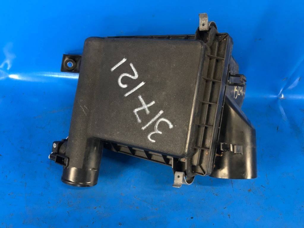 1770037261 | Корпус повітряного фільтра TOYOTA PRIUS PLUS 11-14