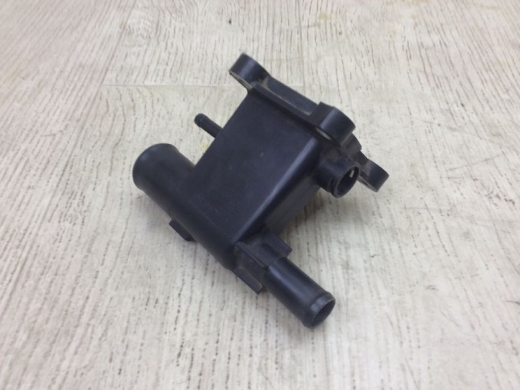 CP9Z-8K556-B | Трійник системи охолодження FORD FOCUS 10-18 - Фото 2