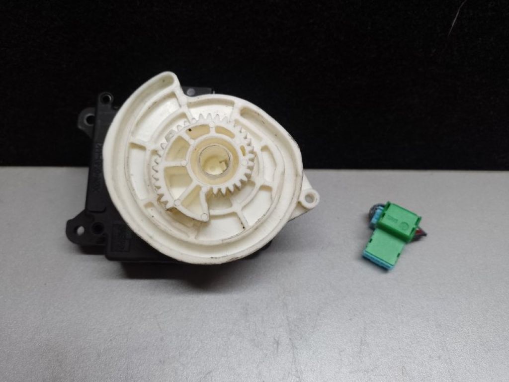 87106-08100 | Моторчик пічки TOYOTA SIENNA 11-16