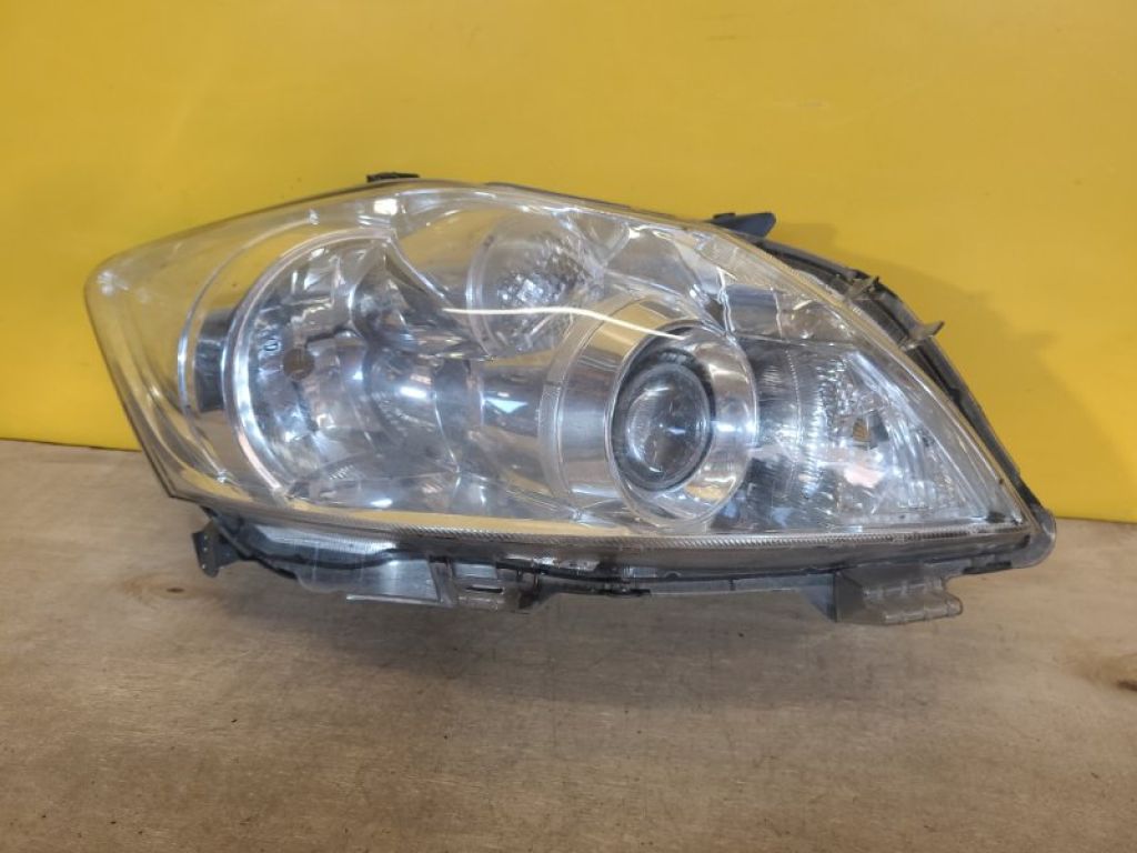 8111002A40 | Фара прав. TOYOTA AURIS 06-12