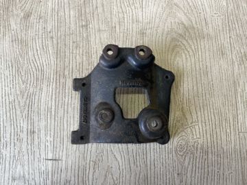 Кронштейн компресора кондиціонера MITSUBISHI CARISMA 95-04
