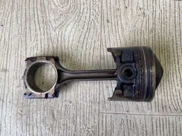 Шатун MITSUBISHI CARISMA 95-04