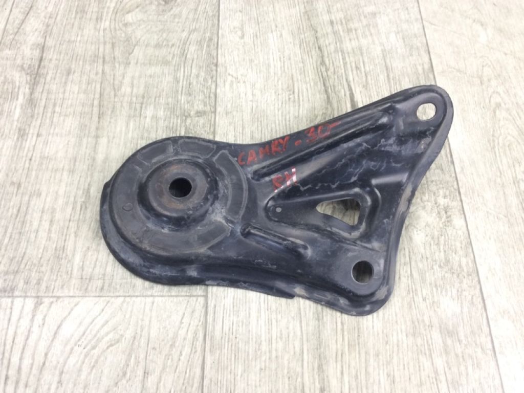 51023-33040 | Крепление балки подвески задн. прав. TOYOTA CAMRY 30 02-06