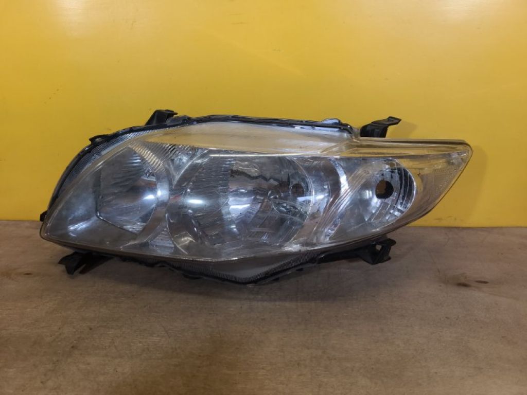 8117012A60 | Фара лів. TOYOTA COROLLA 150 06-13