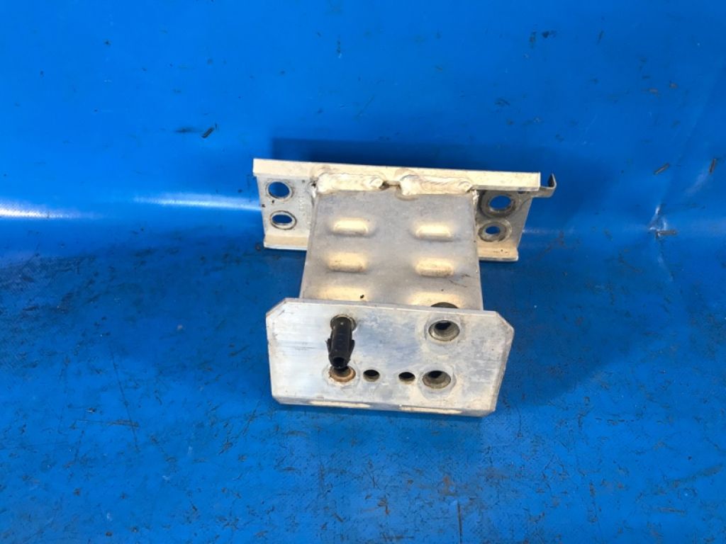 5701447030 | Кронштейн переднего бампера лев. TOYOTA PRIUS PLUS 11-14