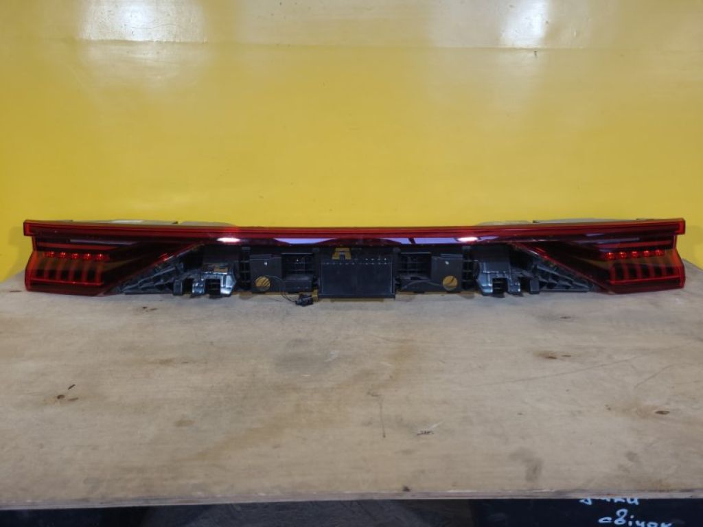 4M8945095E | Фонарь внутренний задн. AUDI Q8 18–23
