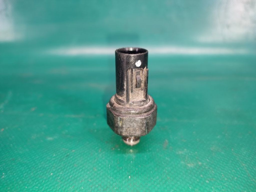 94750-37100 | Датчик тиску олії ДВЗ HYUNDAI ELANTRA AD 16-