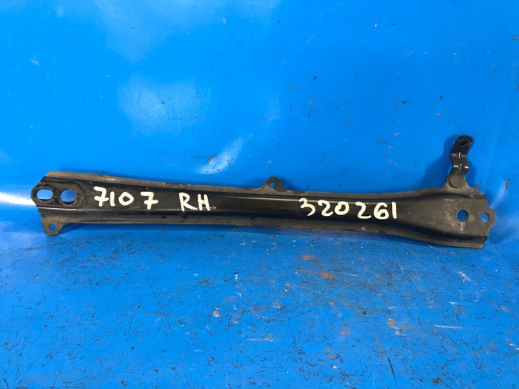 5110747020 | Кронштейн крепления передней панели прав. TOYOTA PRIUS 16-