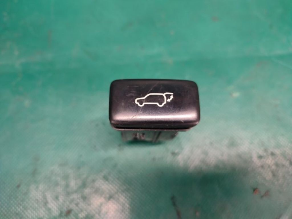84930-58010 | Кнопка закрывания крышки багажника LEXUS RX350/450 09-15