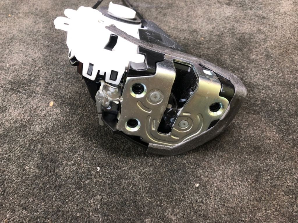 69050-52250 | Замок двері задн. прав. TOYOTA PRIUS 16-