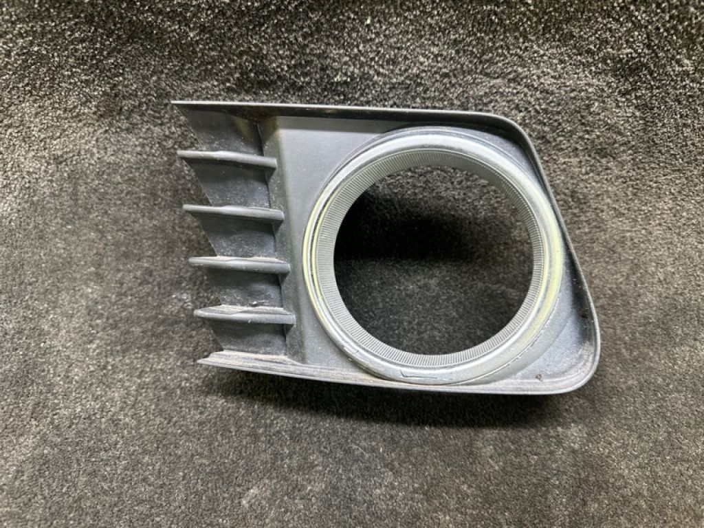 52040-47010 | Накладка противотуманной фары лев. TOYOTA PRIUS PLUS 11-14