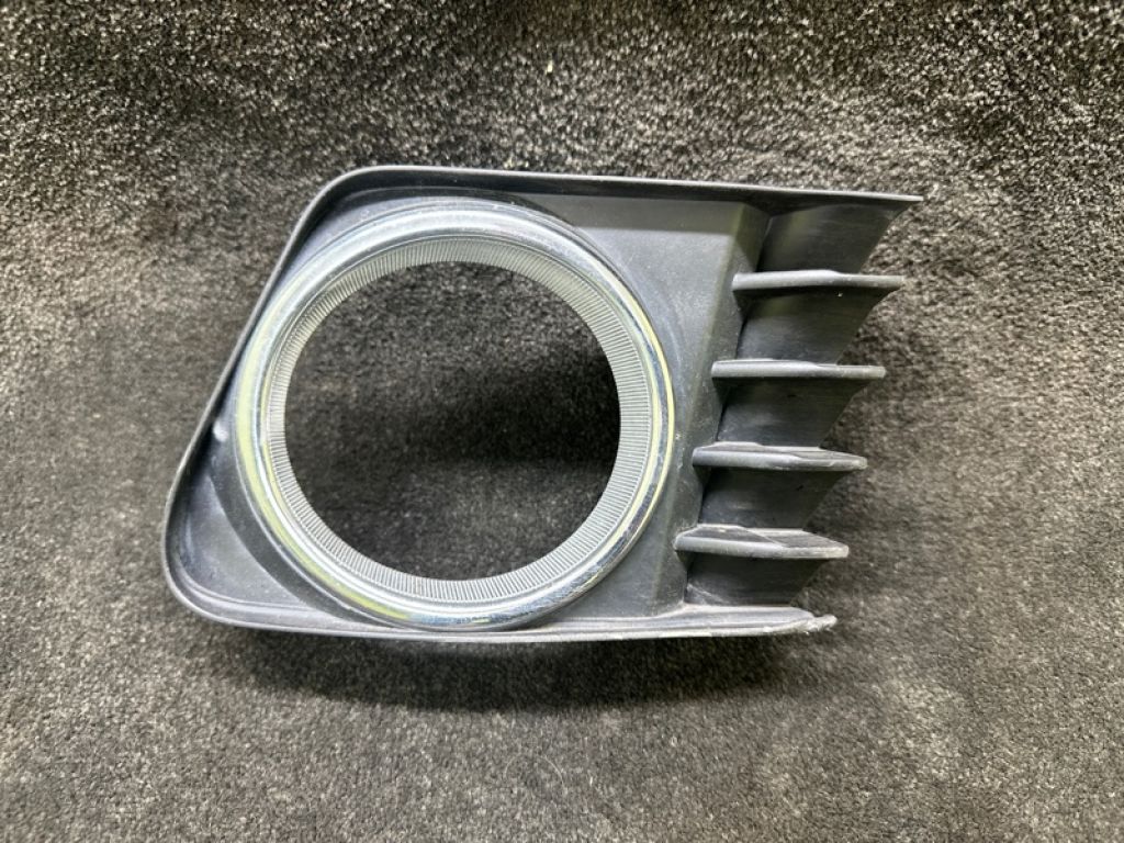 52030-47010 | Накладка протитуманної фари прав. TOYOTA PRIUS PLUS 11-14