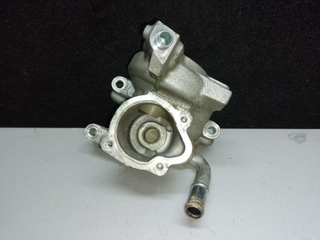 EJ7E-8B516-DA | Корпус помпы FORD MUSTANG 15-