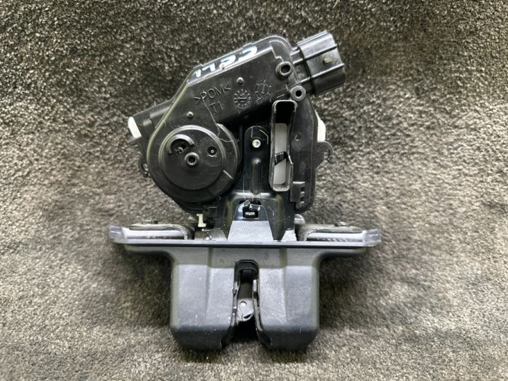 69350-47050 | Замок кришки багажника TOYOTA PRIUS 16-