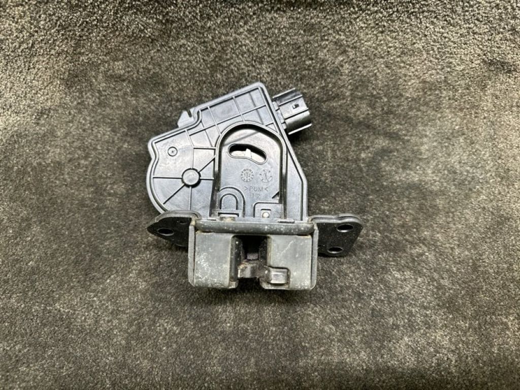69350-28150 | Замок кришки багажника TOYOTA PRIUS PLUS 11-14