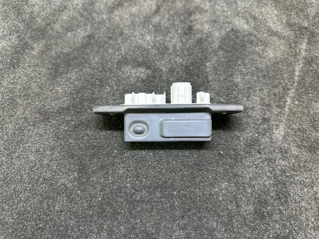 84840-47040 | Кнопка открывания багажника наружная TOYOTA RAV4 18-