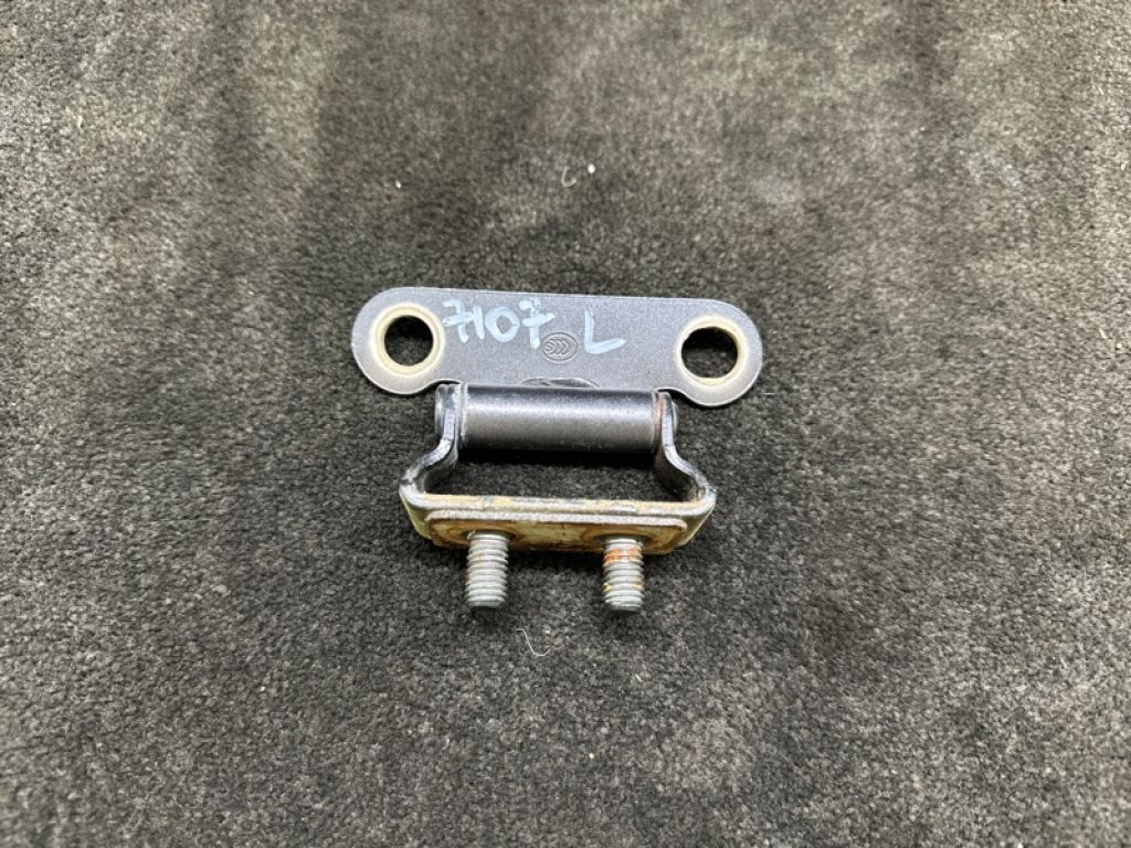 68810-47071 | Петля крышки багажника лев. TOYOTA PRIUS 16-