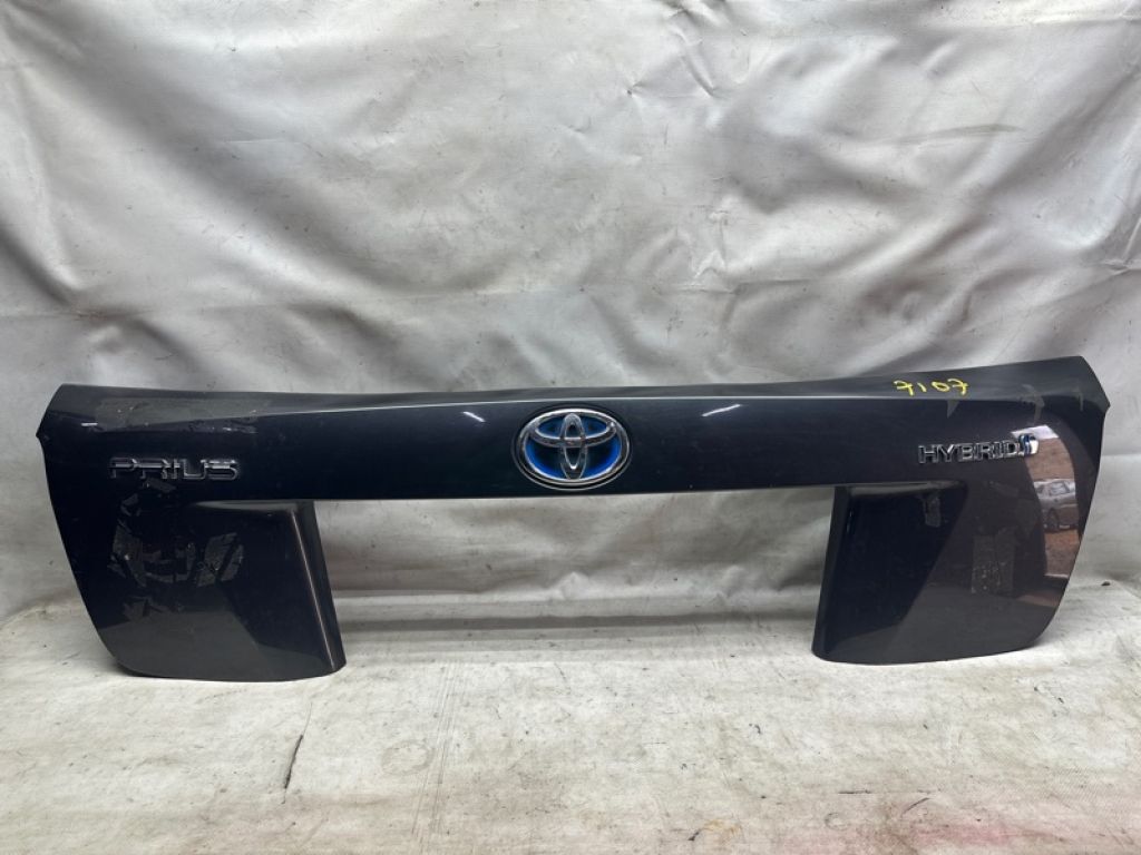 76801-47110-B1 | накладка кришки багажника TOYOTA PRIUS 16-