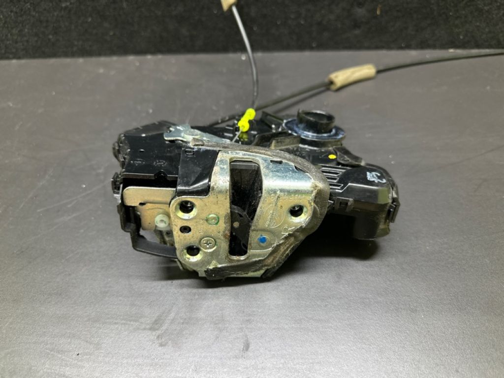 69030-0C050 | Замок двери передн. прав. TOYOTA CAMRY 55 14-17