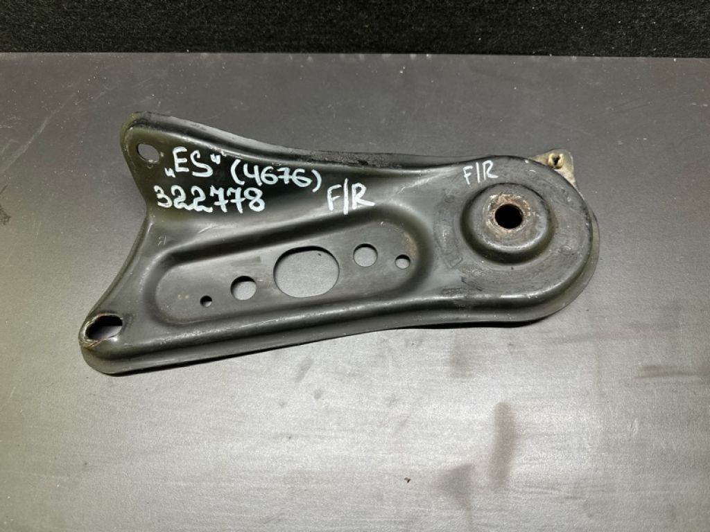 51035-33011 | Крепление балки подвески передн. прав. LEXUS ES300 ES330 01-06