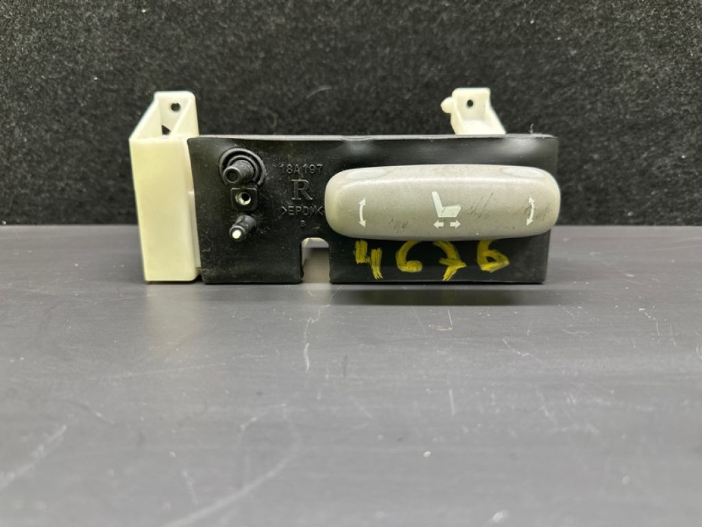84070-33020 | Кнопка регулювання сидіння передн. прав. LEXUS ES300 ES330 01-06