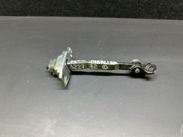 Обмежувач дверей задн. лів. LEXUS ES300 ES330 01-06