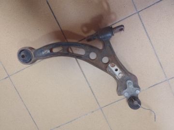 Рычаг передней подвески нижний лев. TOYOTA CAMRY 10 92-96