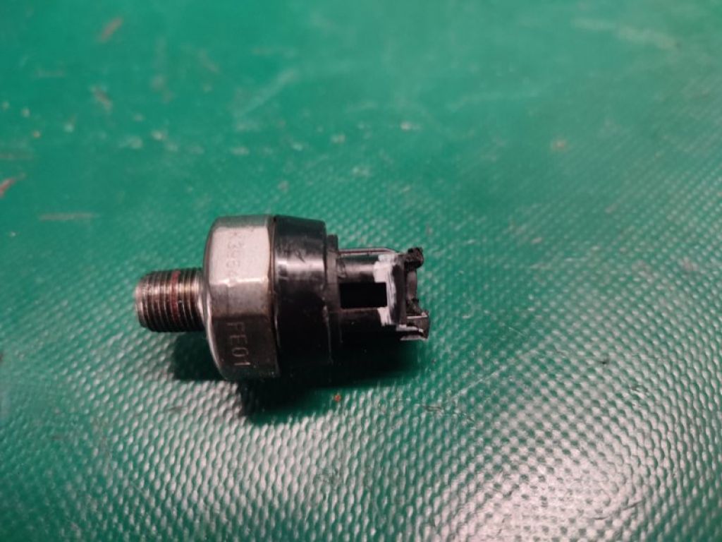 PE01-18-501B | Датчик тиску олії ДВЗ MAZDA 3 BM 13-19 - Фото 4