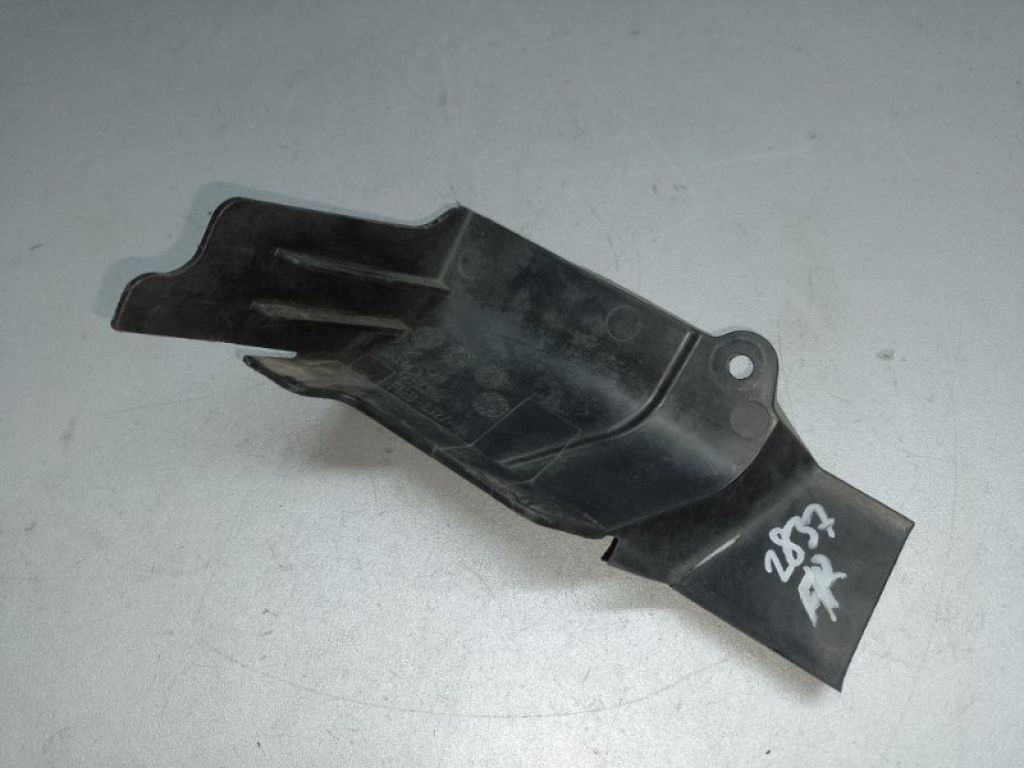 F1EZ-8327-E | Дефлектор радіатора прав. FORD FOCUS 10-18