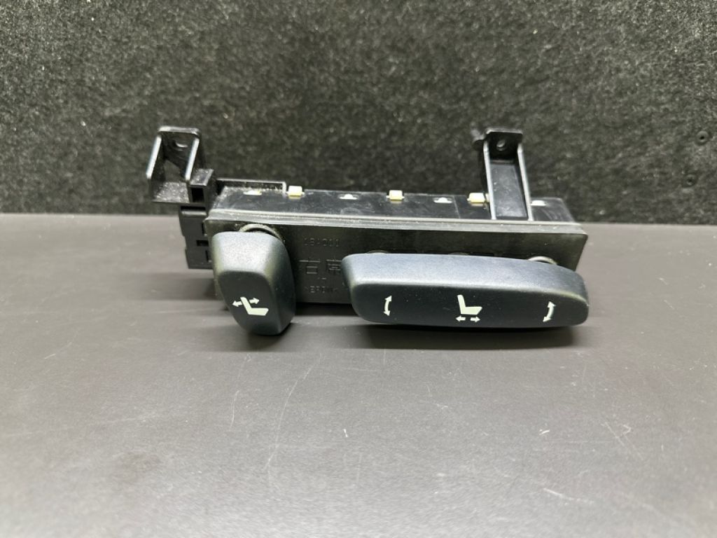 84922-58010 | Кнопка регулировки сиденья передн. прав. LEXUS RX350/450 09-15