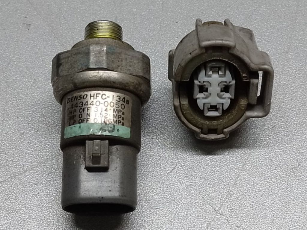88645-08010 | Датчик давления кондиционера TOYOTA CAMRY 30 02-06