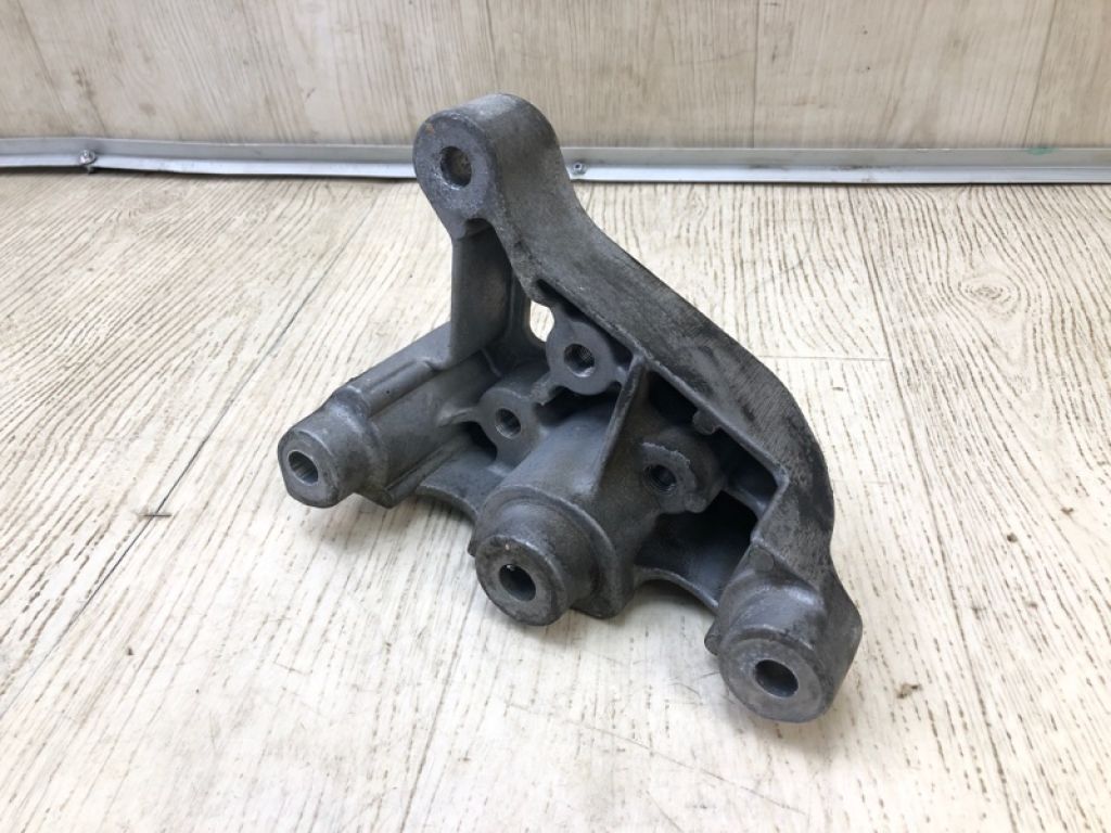 68141 735AC | Кронштейн двигателя лев. JEEP CHEROKEE 14-