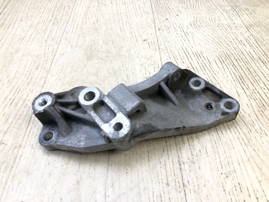 04627 154AC | Кронштейн генератора JEEP CHEROKEE 14-