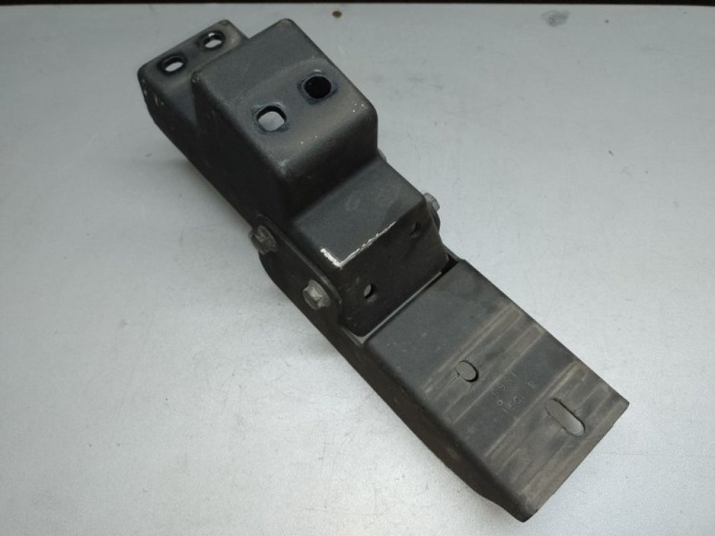 08L33-STX-200R1 | Кронштейн підніжки передн. прав. ACURA MDX (YD2) 06-13