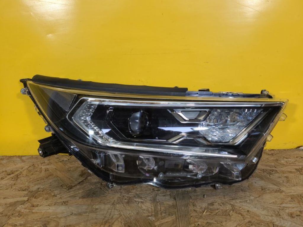 8114542A33 | Фара прав. TOYOTA RAV4 18-