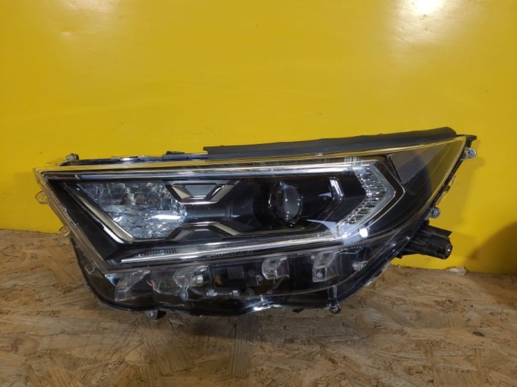 811500R160 | Фара лів. TOYOTA RAV4 18-