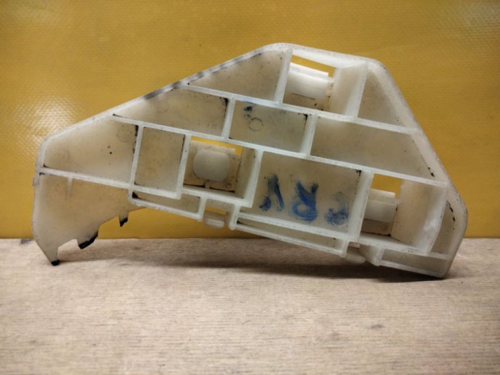 71193-S9A-000 | Кронштейн переднього бампера прав. HONDA CRV 02-06