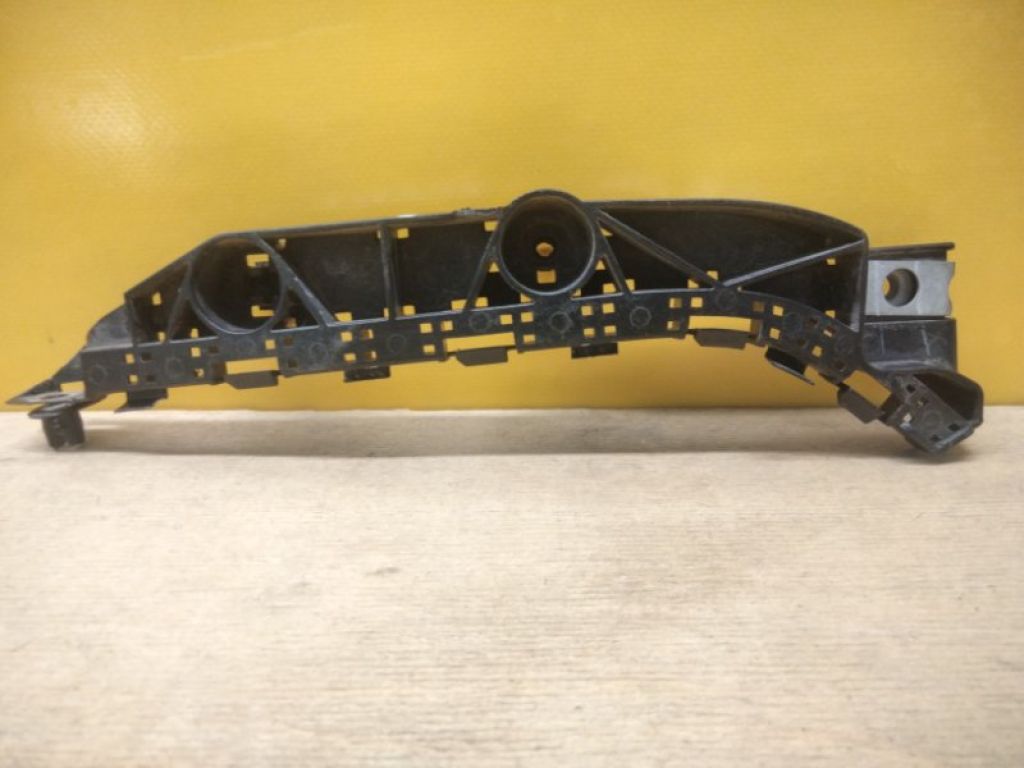 71198-SNB-003 | Кронштейн переднього бампера лів. HONDA CIVIC 4D 06-11