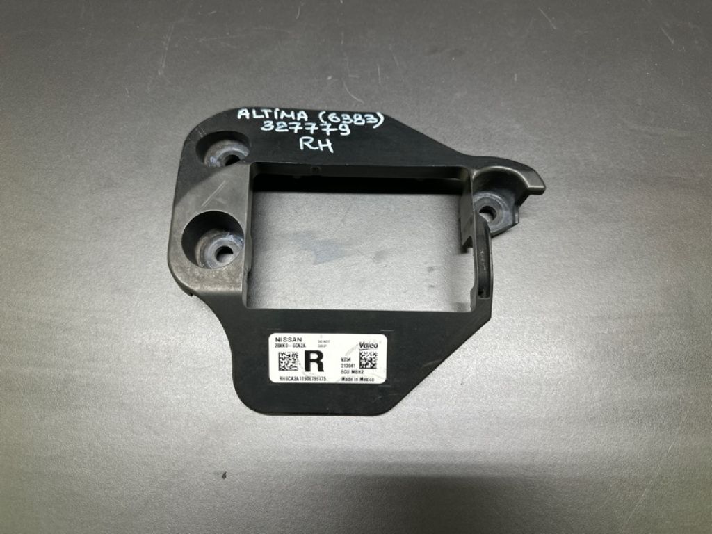 284K0-6CA2A | Кронштейн датчика слепых зон задн. прав. NISSAN ALTIMA 19-