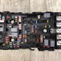 68264 525AB | Блок предохранителей моторный отсек JEEP CHEROKEE 14-