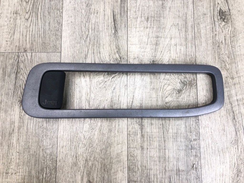 1ZW611X9AC | Накладка отвору багажника задн. лів. JEEP CHEROKEE 14-