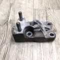 AE8Z-7M125-B | Кронштейн КПП FORD FIESTA 08-17