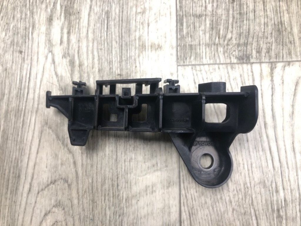 52563-06080 | Кронштейн заднего бампера лев. TOYOTA CAMRY 70 17-