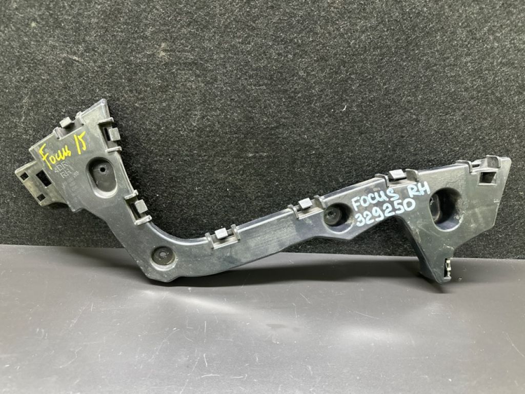 F1EZ-17D942-E | Кронштейн заднього бампера прав. FORD FOCUS 10-18