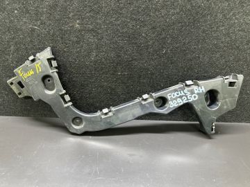 Кронштейн заднього бампера прав. FORD FOCUS 10-18