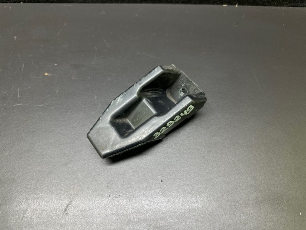 CP9Z-17787-A | Кронштейн заднього бампера FORD FOCUS 10-18