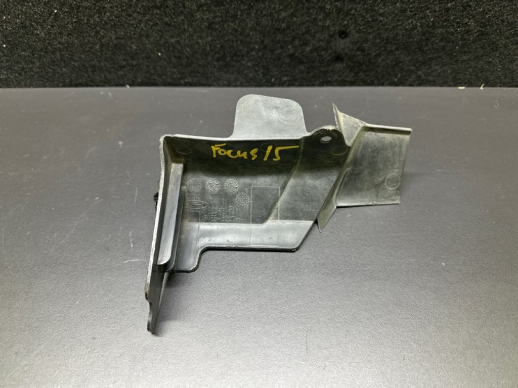 F1EZ-8327-E | Дефлектор радиатора прав. FORD FOCUS 10-18