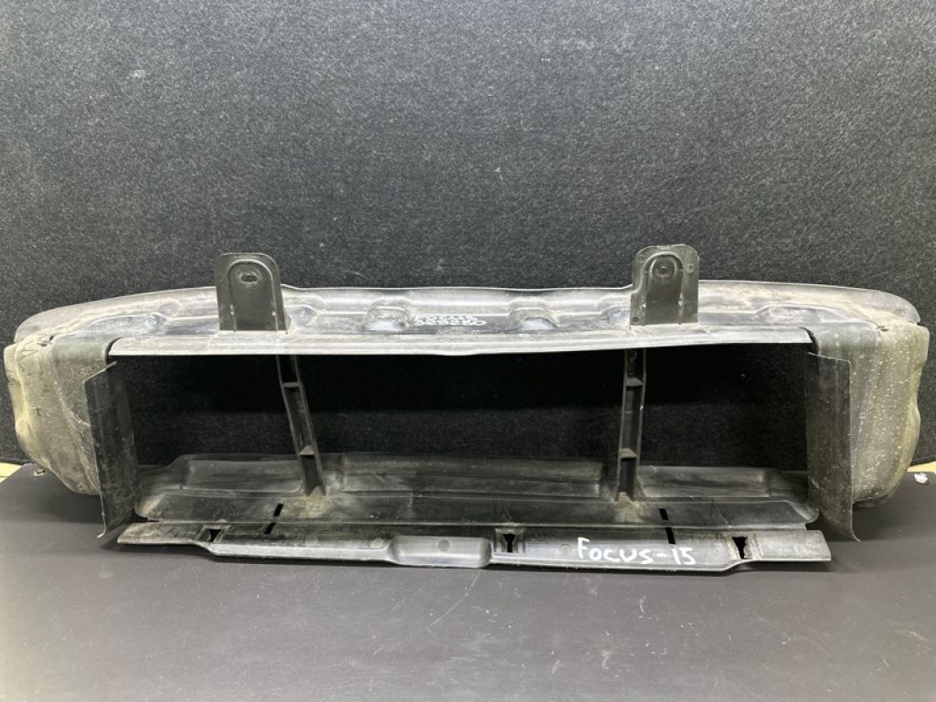 F1EZ-8327-A | Дефлектор радиатора FORD FOCUS 10-18